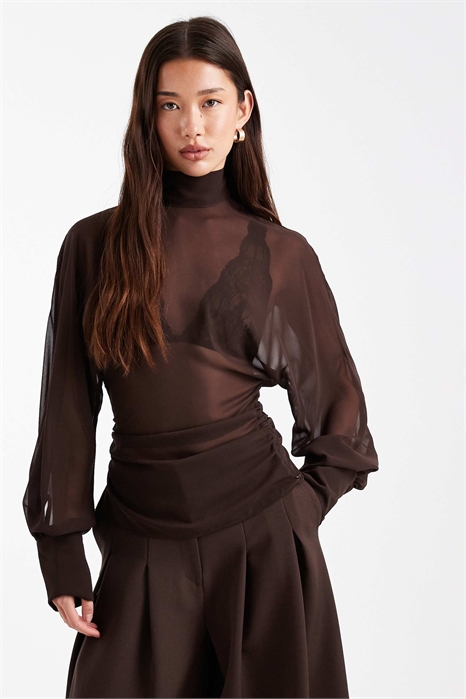 Блузка с высоким воротником и рукавами «летучая мышь» артикул 153087629