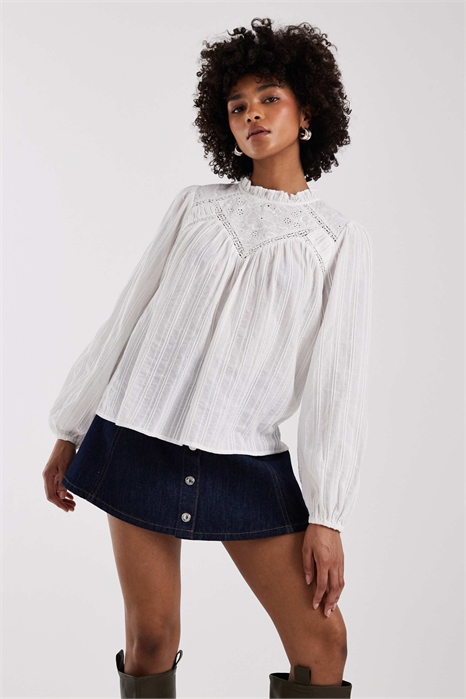 Блузка с вышитым элементом в стиле «бродери» артикул 152320244