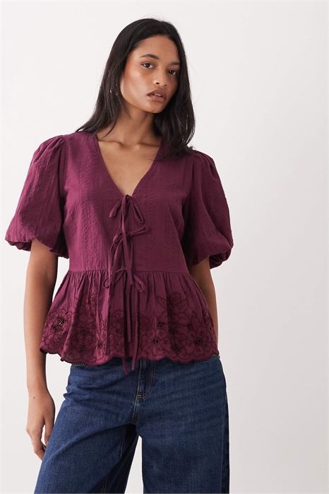 Блузка «Овен» с буффами и бантиком, украшенная вышивкой артикул 154033244