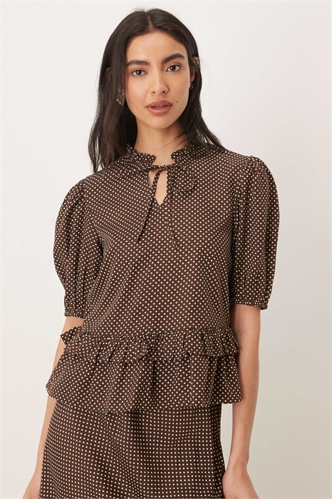 Топ с короткими рукавами, воротником с оборками и в горошек артикул 153720136