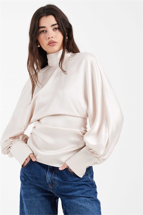 Блузка из атласа с высоким воротником и рукавами «летучая мышь» артикул 154231699