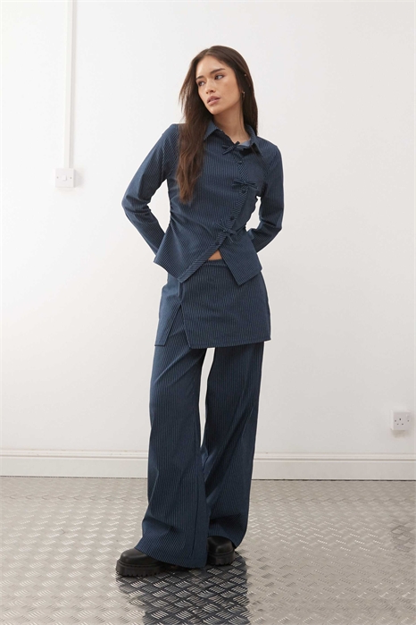 Рубашка с асимметричной планкой и бантами артикул 154235317