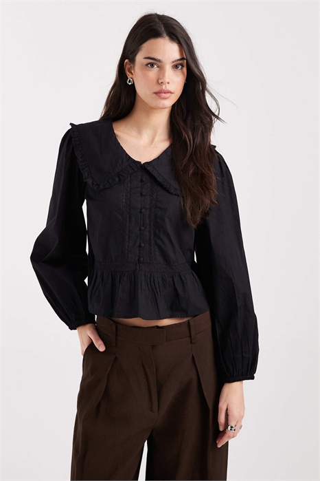 Блузка с воротником-рюшами и вышивкой артикул 151897719