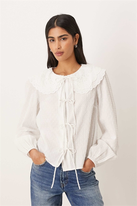 Рубашка с объемным воротником и завязками спереди, украшенная изящной вышивкой артикул 153682020