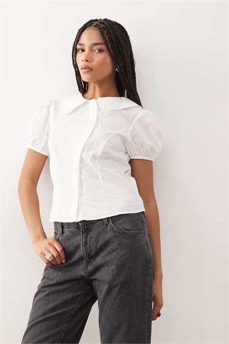 Рубашка облегающего кроя с асимметричной застежкой на пуговицах и рукавами-буфетками артикул 153192852