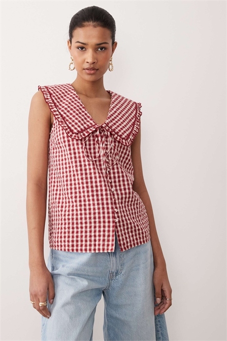 Блузка из ткани «блир-гингам» с воротником с оборками артикул 154033245