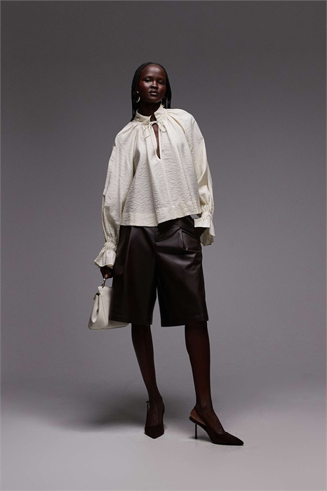 Блузка свободного кроя с завязками на шее и манжетах артикул 152466785