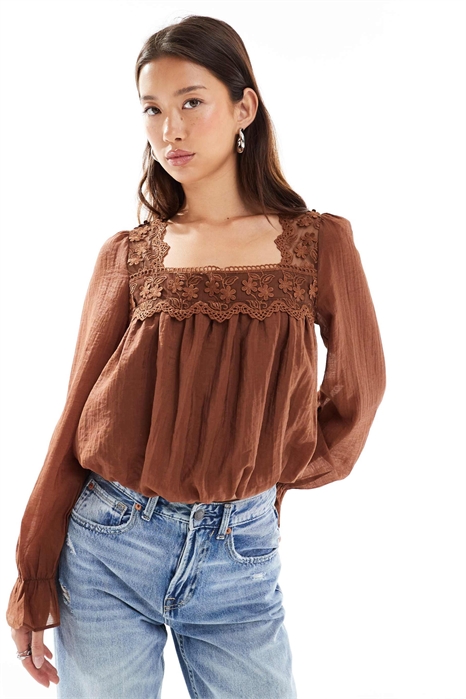 Блузка с оборками и кружевом артикул 151092282