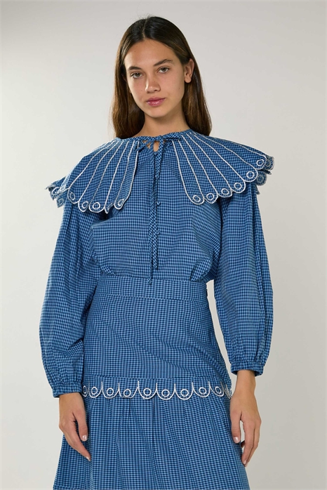 Блузка с вышитым воротником и длинными рукавами артикул 155286013