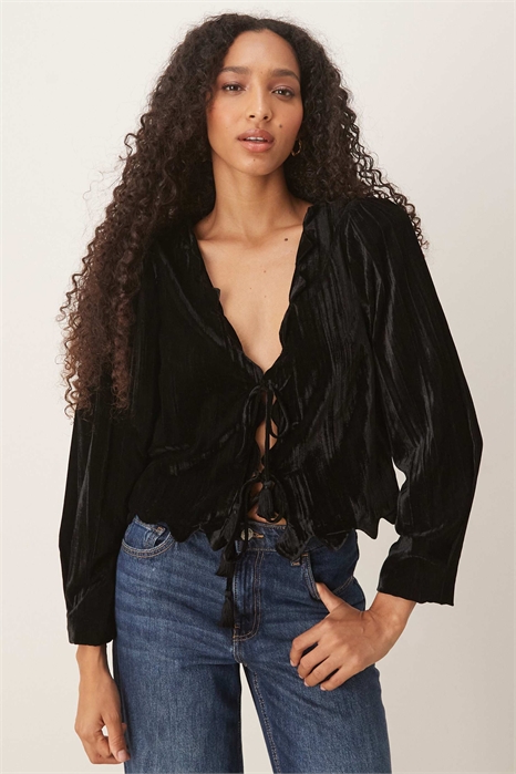 Блузка из бархата с оборками и рукавами-буфками артикул 148670287