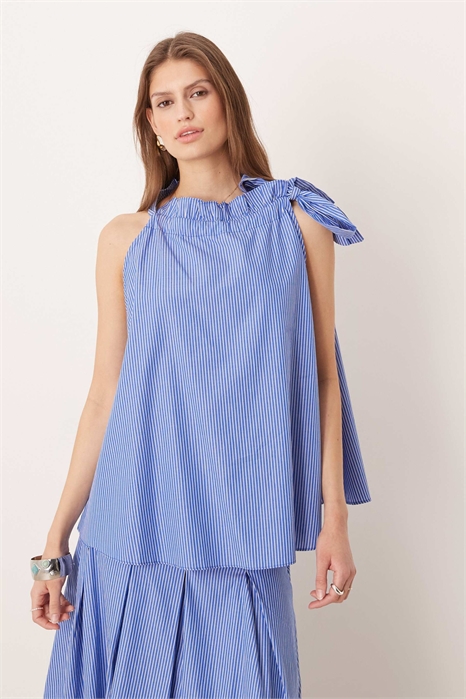 Топ с рюшами и завязками за шеей артикул 154027879