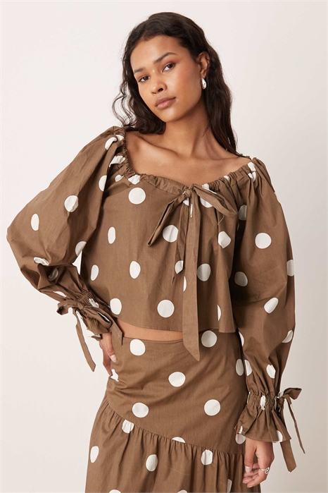 Блузка свободного кроя с круглым вырезом и завязками артикул 153665722