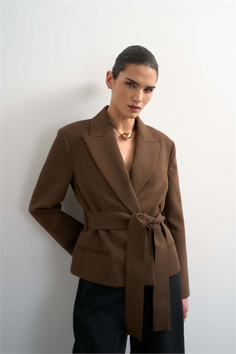 Короткий блейзер прямого кроя с поясом артикул 154139620