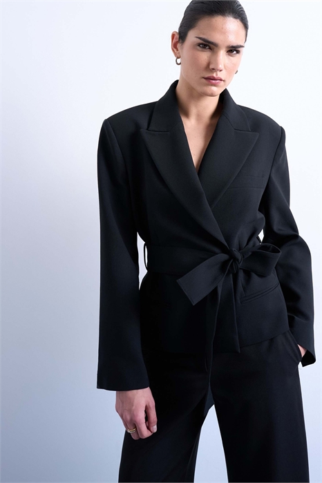 Короткий блейзер прямого кроя с поясом артикул 154139618