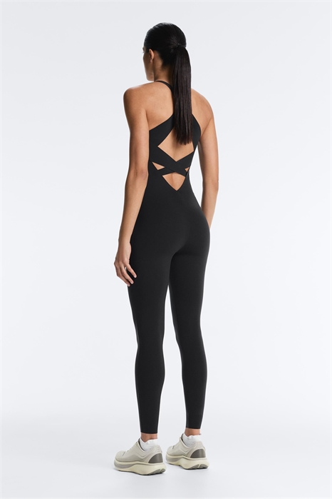 Длинный комбинезон с завязками на шее и укороченной спинкой артикул 156267948