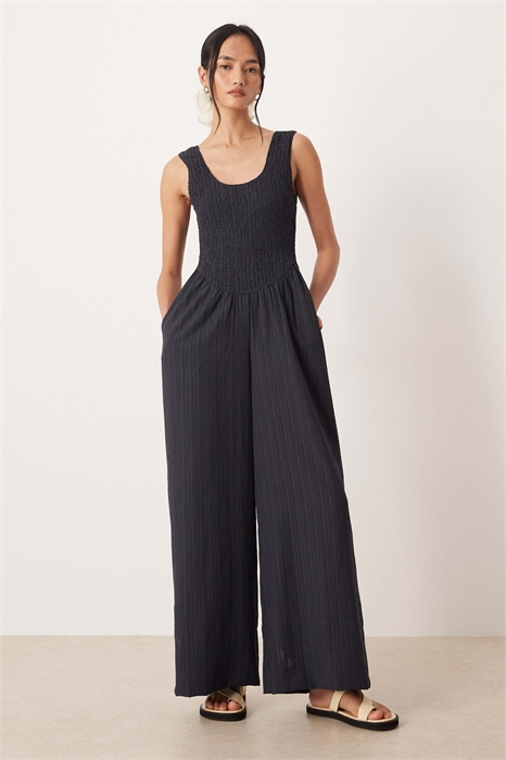 Комбинезон с воротником-лодочкой и эффектом гофрированной ткани артикул 152000231