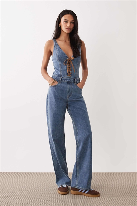 Комбинезон из джинсовой ткани с расклешенными штанинами и шнуровкой спереди артикул 155650492