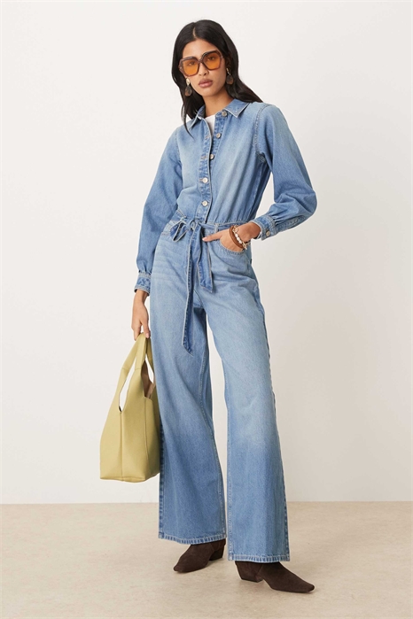 Комбинезон с рукавами-буфетками из денима артикул 153682012