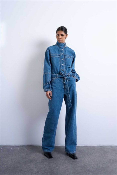 Комбинезон из денима с воротником-воронкой и поясом артикул 151781851