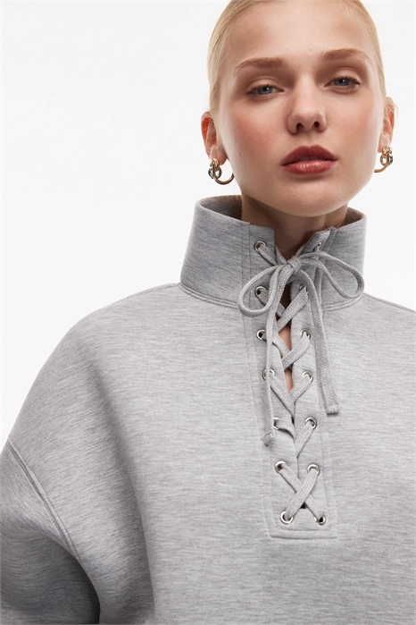 Толстовка с воротником-воронкой и кружевными вставками артикул 153751061