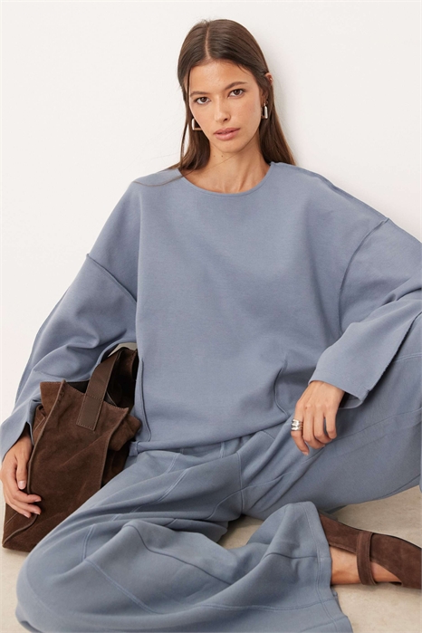 Свитшот с воротником-лодочкой и декоративными швами артикул 148925595