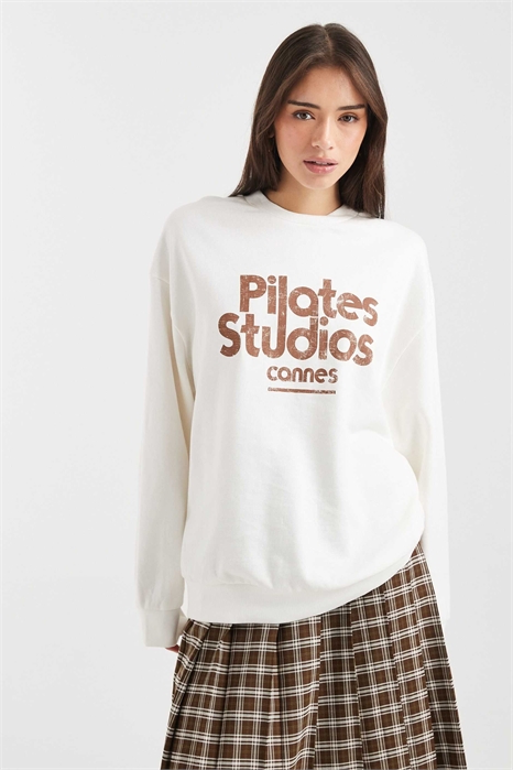 Свитшот свободного кроя с принтом студии пилатеса артикул 153365803
