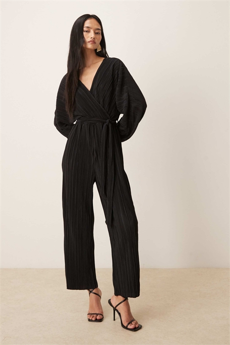 Комбинезон с длинными рукавами, завязкой на талии и плиссировкой артикул 151932757