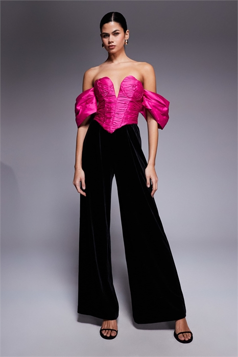 Комбинезон из атласа и бархата с открытыми плечами артикул 147695995