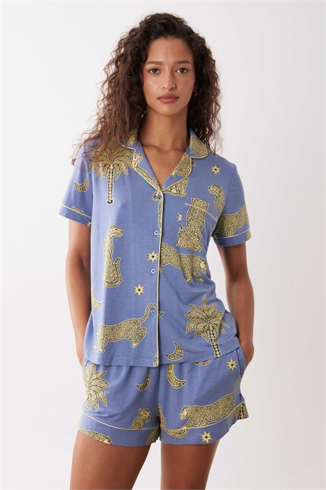 Комплект из джерси с короткими рукавами и воротником-ревер, а также шорт с леопардовым принтом артикул 153021042