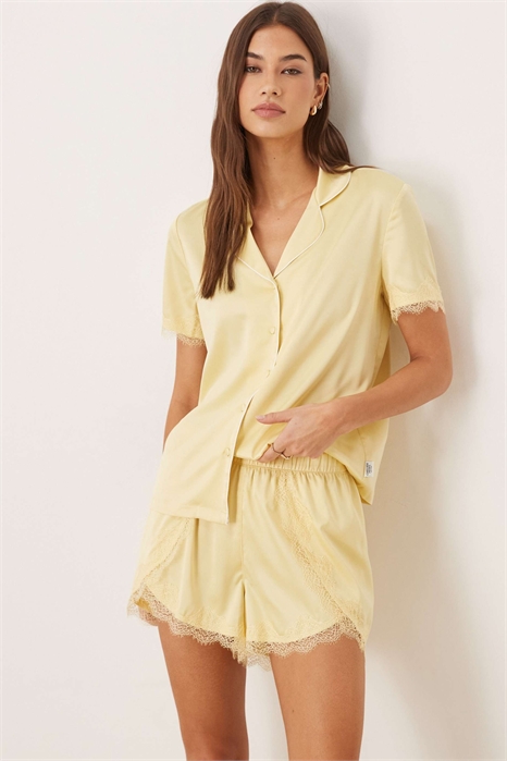 Комплект короткой ночной одежды для подружек невесты из атласа с кружевными манжетами на пуговицах и асимметричным подолом артикул 153021048