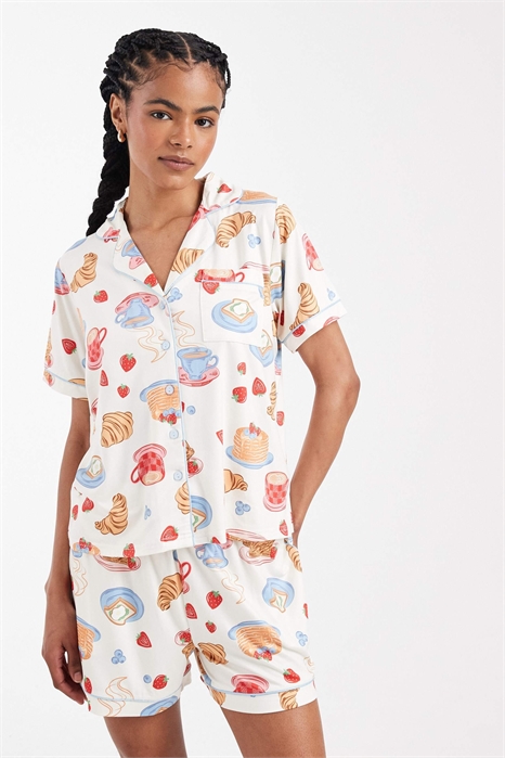 Комплект очень мягкой короткой пижамы на пуговицах с принтом в виде круассанов артикул 148819038