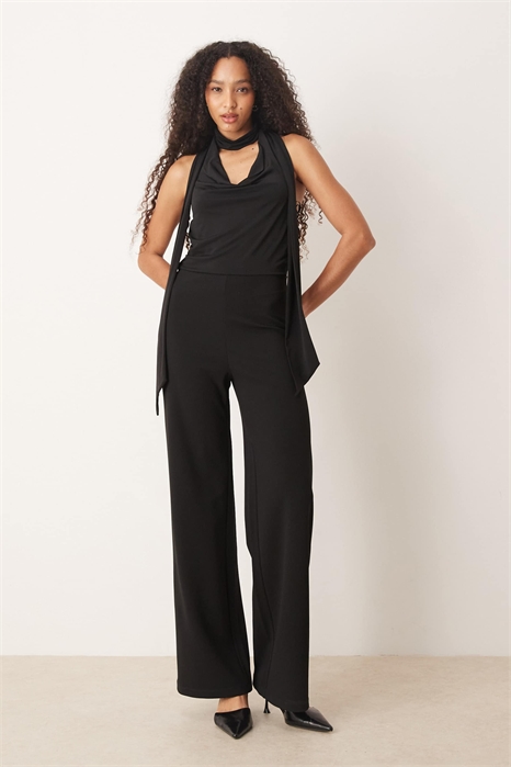 Комбинезон с капюшоном и завязками за шеей артикул 153647640