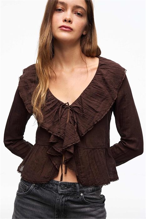 Блузка в стиле рустик с длинными рукавами и оборками артикул 155940892