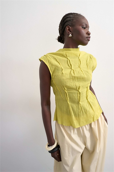 Топ без рукавов с гофрированной отделкой и мелкими складками артикул 149625608