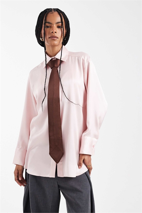 Рубашка свободного кроя из атласа с контрастным поясом артикул 153983125