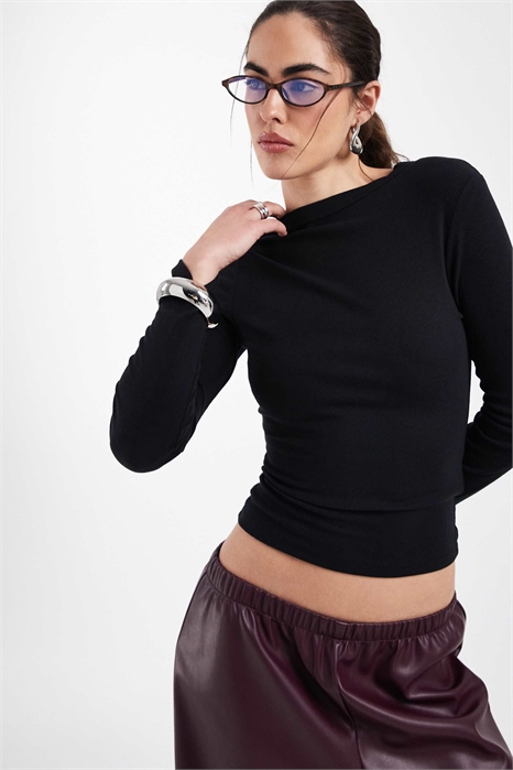 Мягкая футболка с длинным рукавом и укороченным кроем артикул 153839571