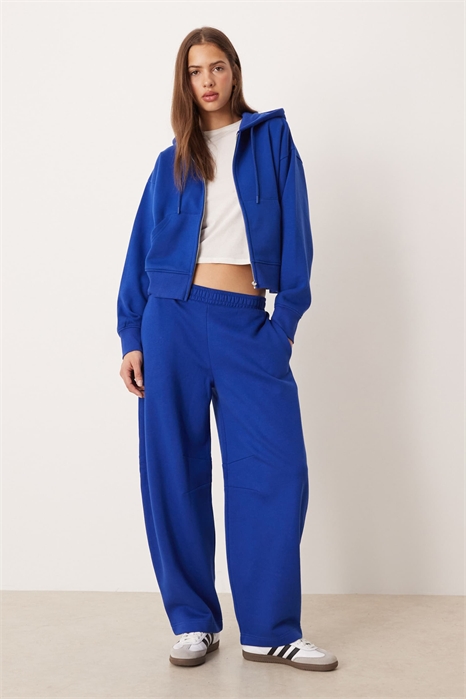 Бегун с отклонением назад и опорой на боковую ногу артикул 151220630