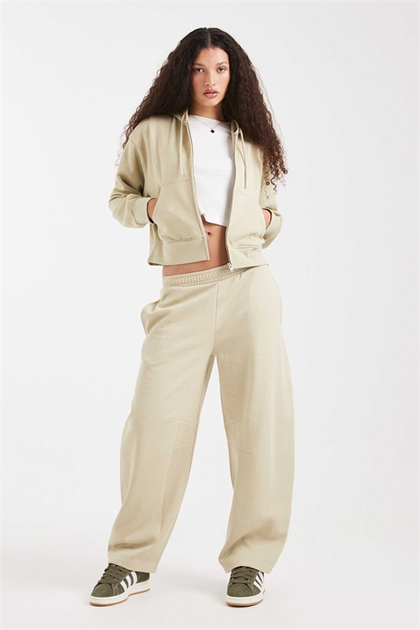 Бегун с отклонением назад и опорой на боковую ногу артикул 151220625