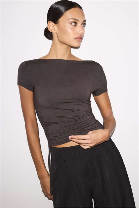 Футболка с короткими рукавами и боковыми сборками артикул 155863827