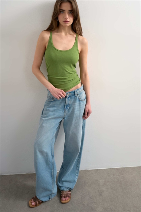 Элитная майка-рацер с бретелями-спагетти и вырезом артикул 149637646