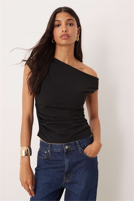 Топ с открытыми плечами и рюшами артикул 152191794