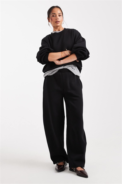 Бегун с отклонением назад и опорой на боковую ногу артикул 147082693