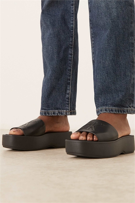 Джинсовые сандалии на плоской платформе из кожи с монограммой артикул 154172994