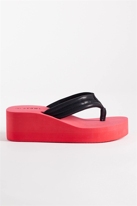 Босоножки на плоской платформе с танкеткой артикул 152710637