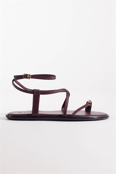 Плоские сандалии на ремешках с золотыми элементами артикул 152699739
