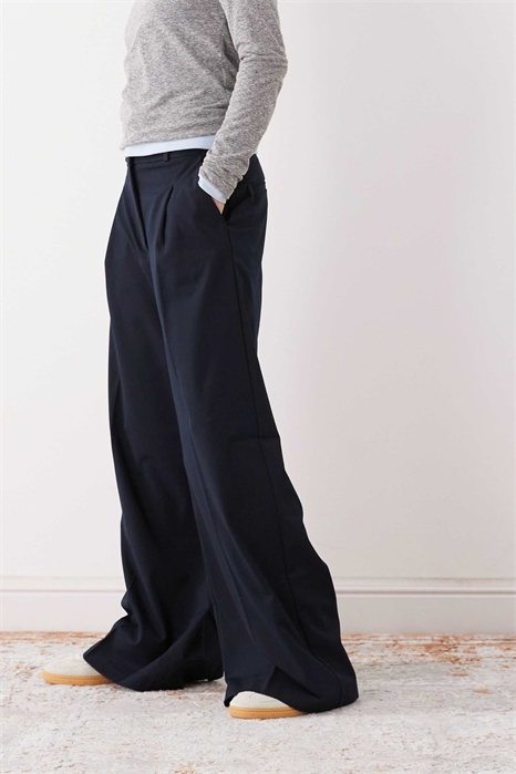 Брюки с высокой талией и широкими брючинами, с складкой спереди артикул 155470024