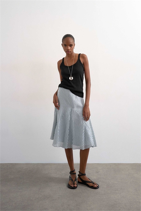 Юбка с заниженной талией, годе-подолом и гофрированной тканью артикул 150553956