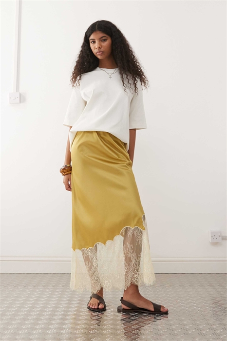 Атласная юбка средней длины с асимметричным подолом и кружевной вставкой артикул 153713503