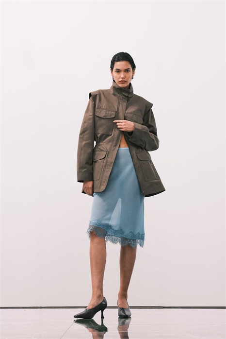 Прозрачная юбка средней длины с кружевным подолом артикул 154010875