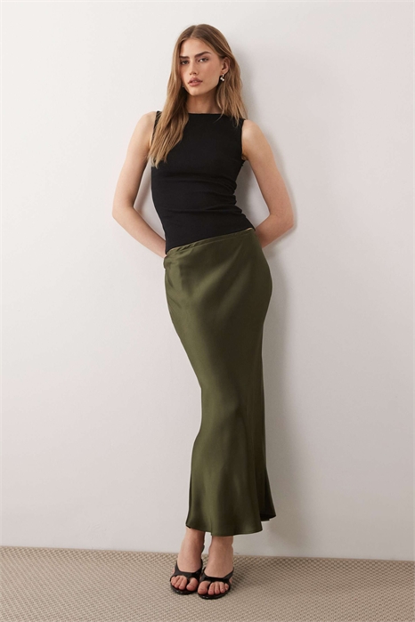 Юбка средней длины из атласа с косой отрезкой артикул 154504743